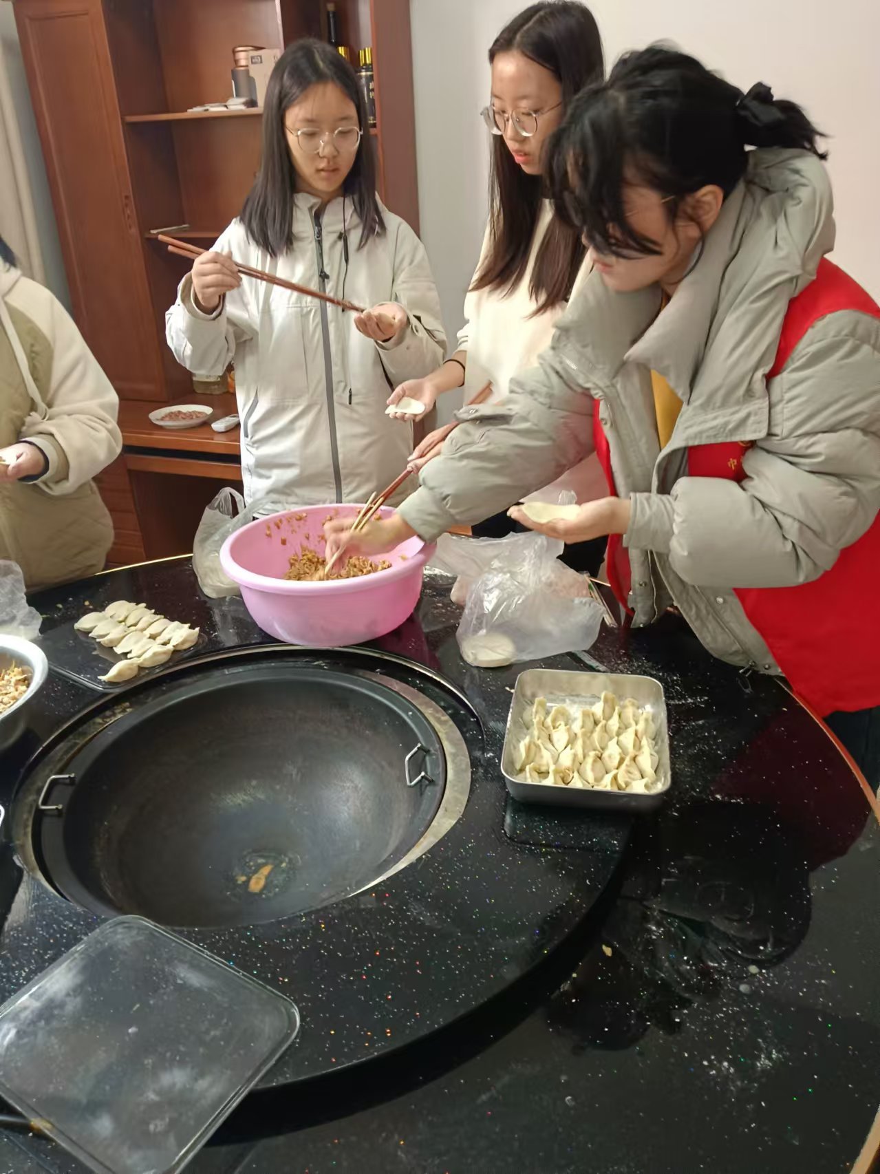 用爱心点亮星空——武汉软件工程职业学院“星火”志愿服务队2026年关爱特殊儿童纪实
